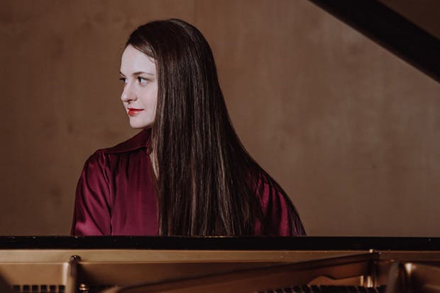 Laura Farré Rozada sitting at the piano