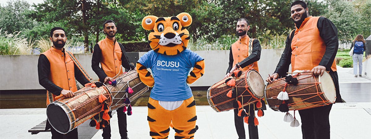SU mascot and officer