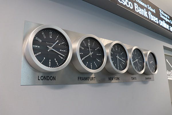 City Trading Room 3 600x400 - World clocks