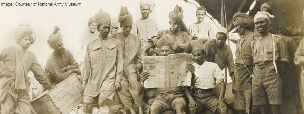 Muslim soldiers reading the news WW1